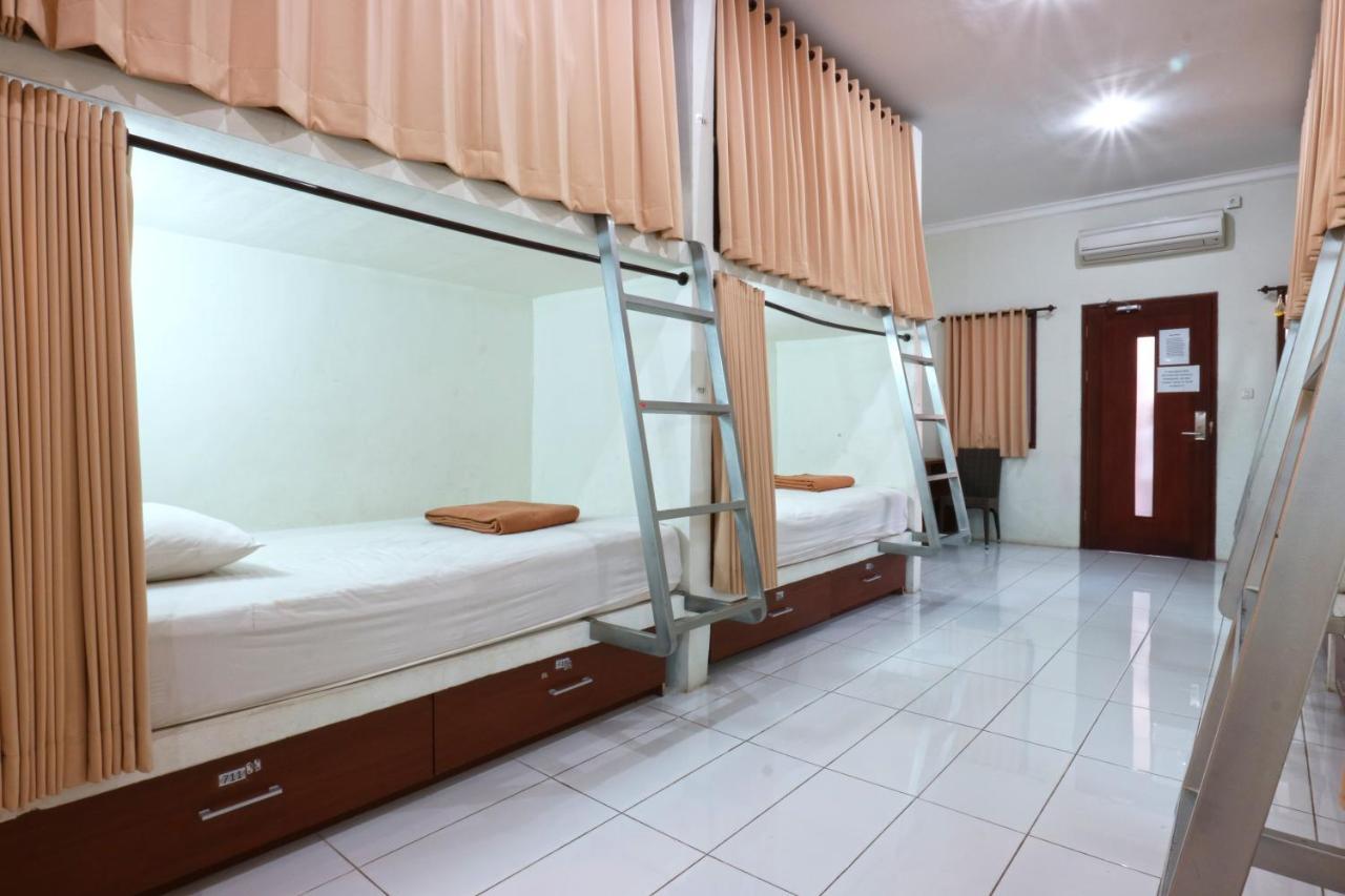 Hostel Mirah Легиан Экстерьер фото